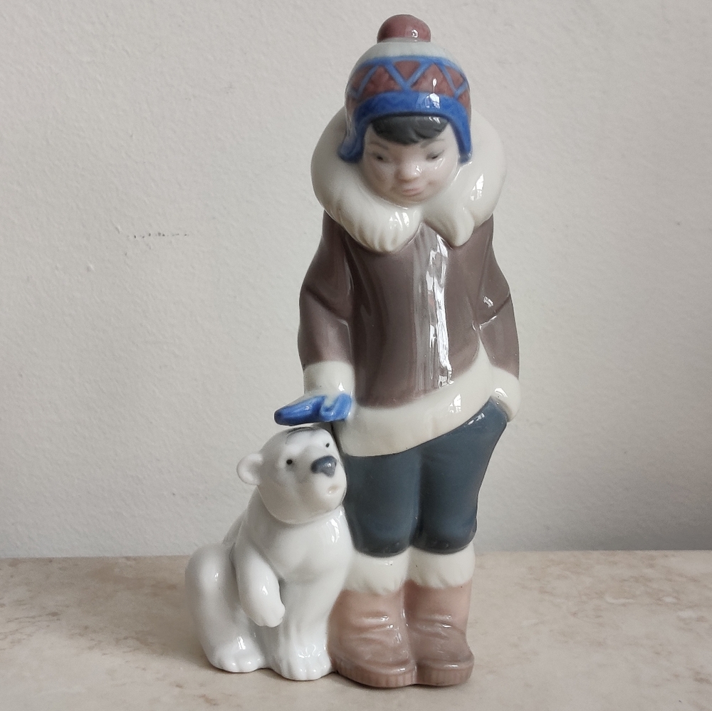 Lladro "Eskimo Riders" Inuit Boy with a cub Porcelain Figurine - Picture 4 of 14
